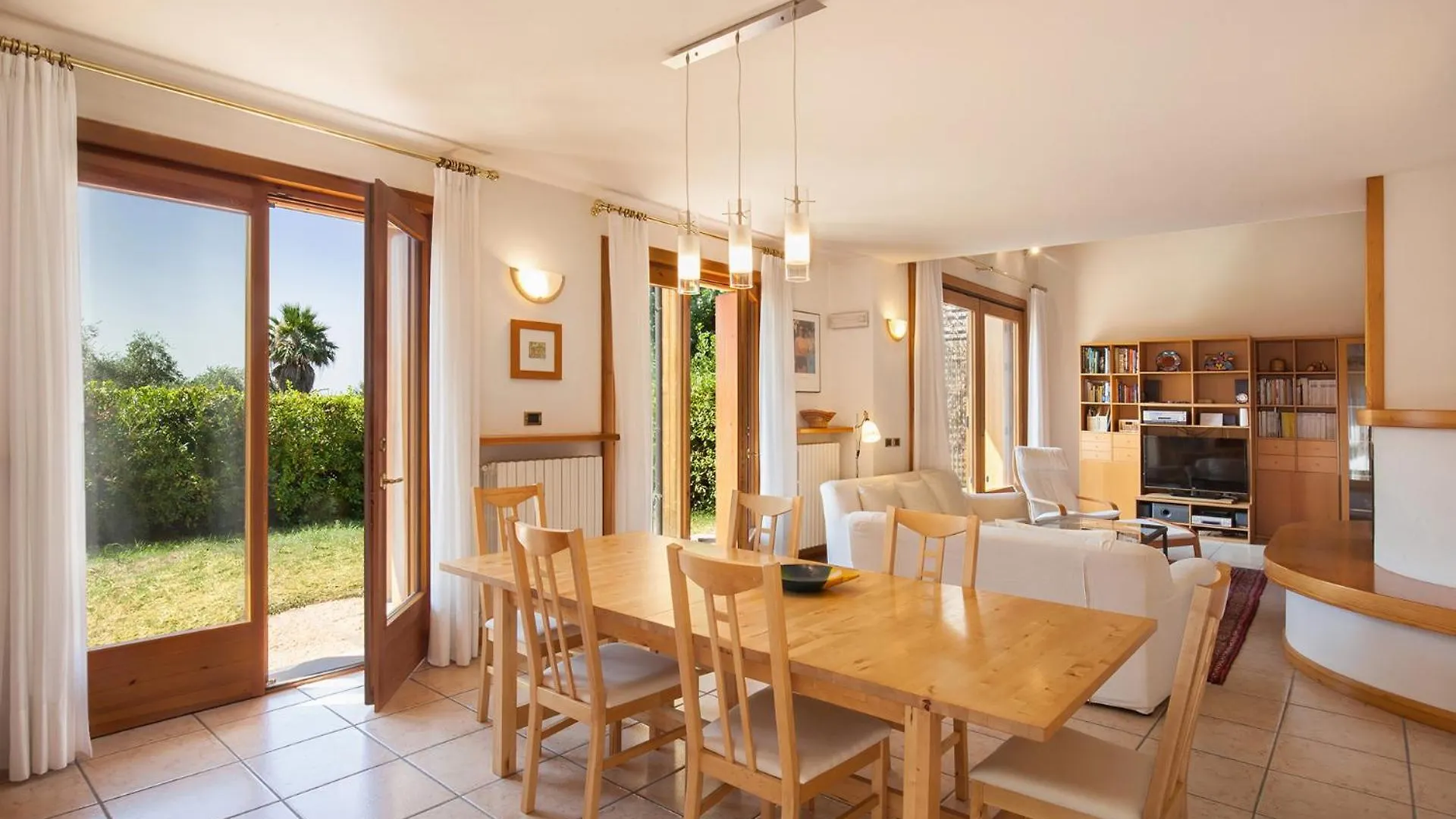 Casa Flora-Grande Appartamento A Garda Appartement