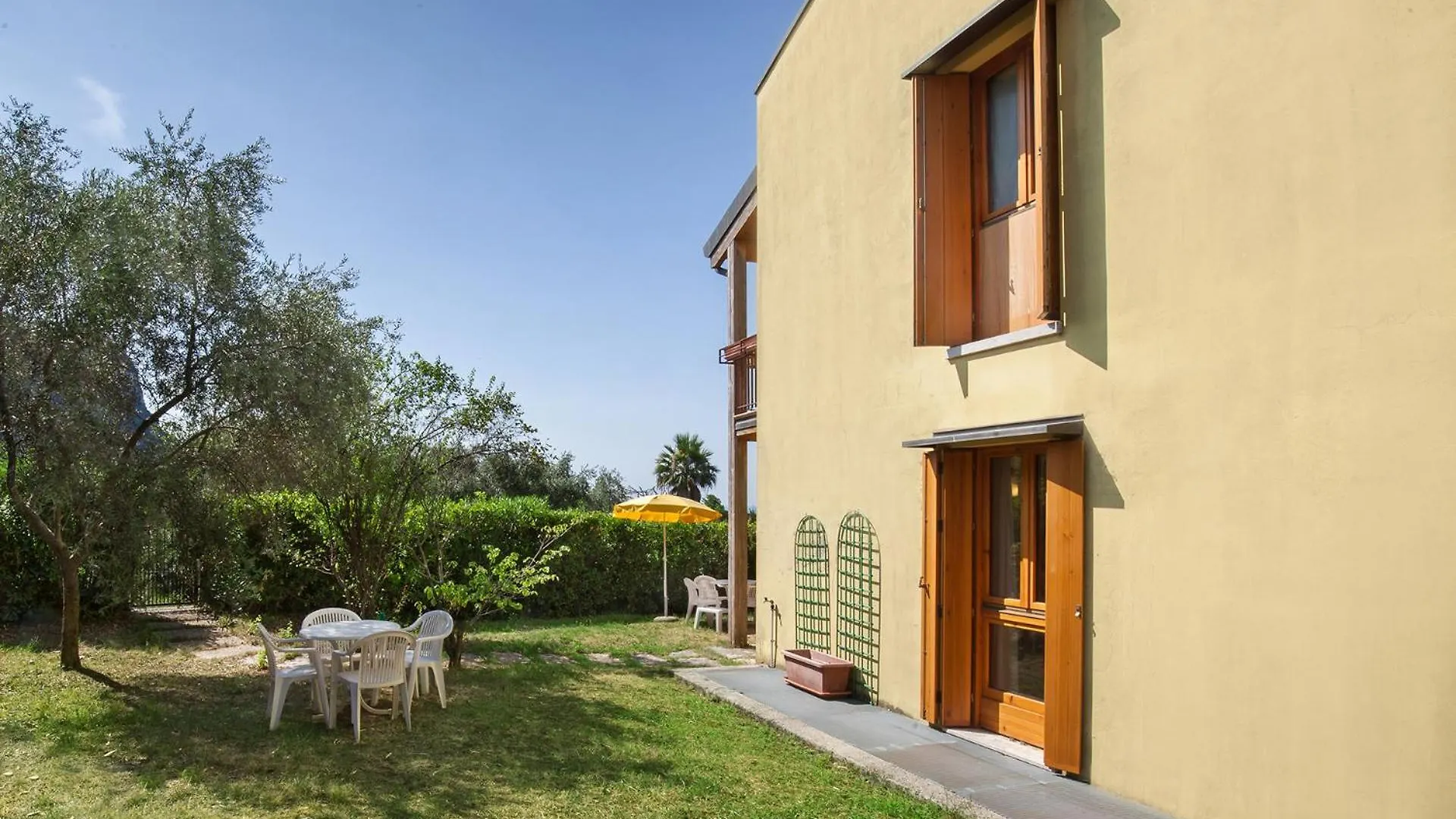 Casa Flora-Grande Appartamento A Garda Appartement