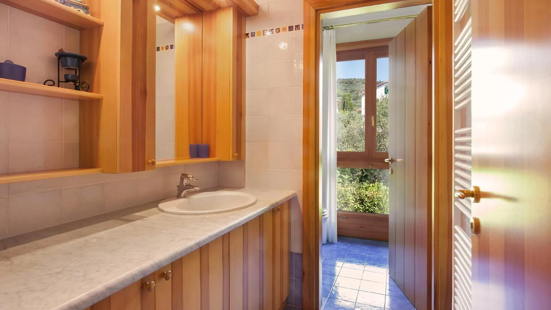 Casa Flora-Grande Appartamento A Garda Italie