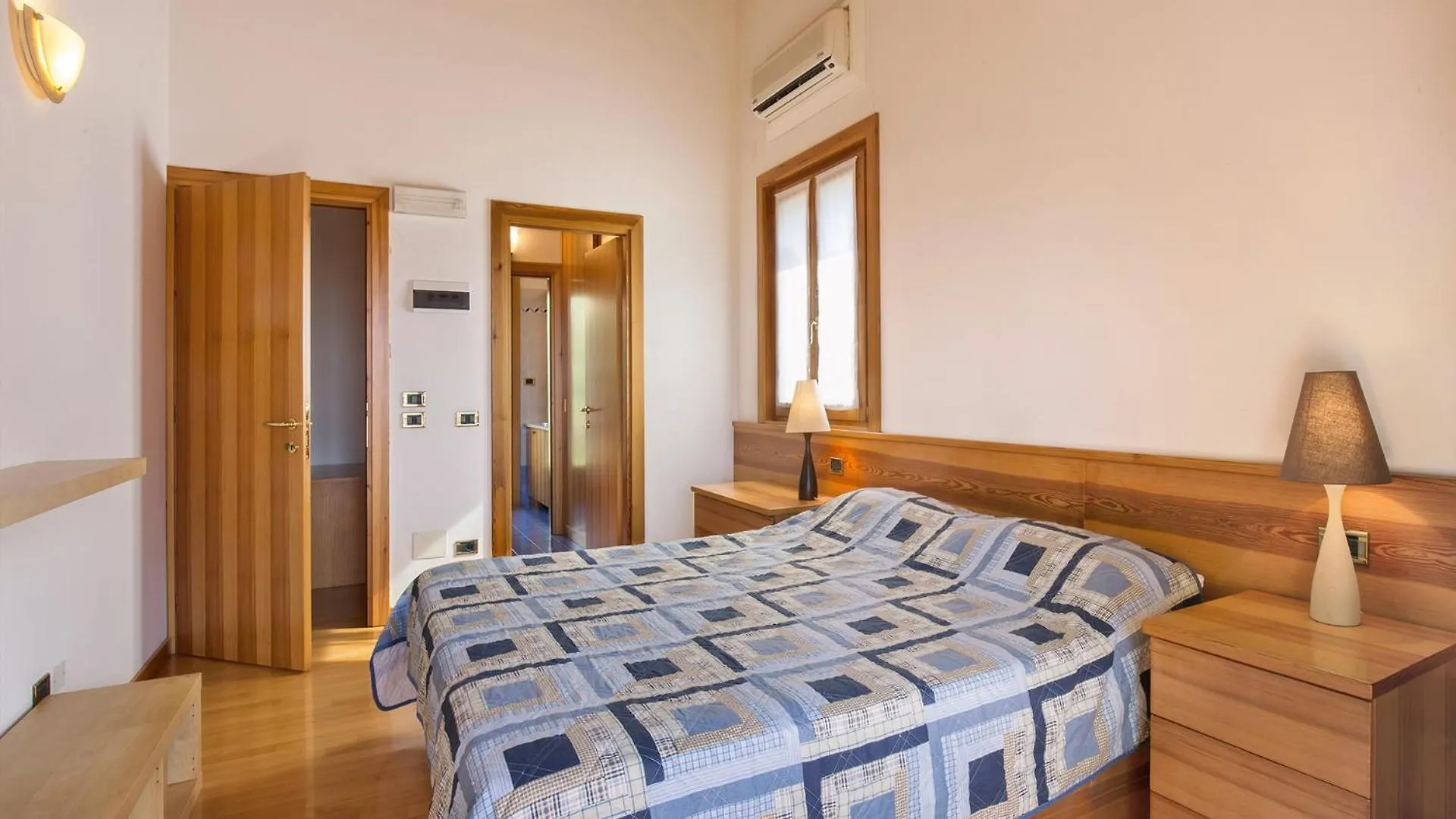 Casa Flora-Grande Appartamento A Garda Italie